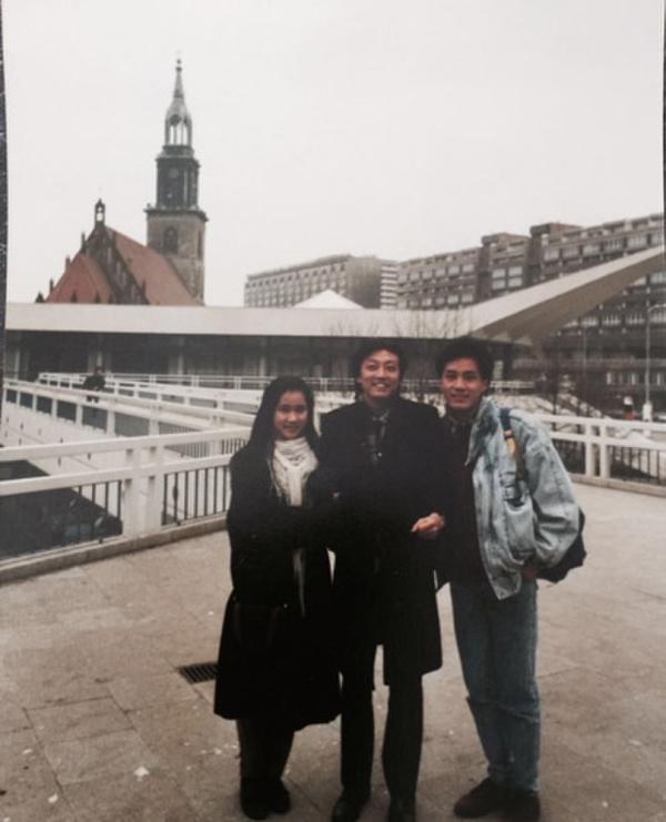 冯远征晒青涩旧照