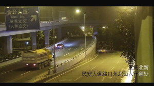 开车吵架下车被撞 小伙醉酒不服女友劝告下车就被卡车撞