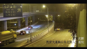 开车吵架下车被撞 小伙醉酒不服女友劝告下车就被卡车撞