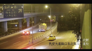 开车吵架下车被撞 小伙醉酒不服女友劝告下车就被卡车撞