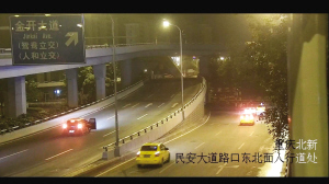 开车吵架下车被撞 小伙醉酒不服女友劝告下车就被卡车撞