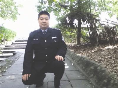 电子科大“扫地僧”：当了17年保安 如今硕士毕业