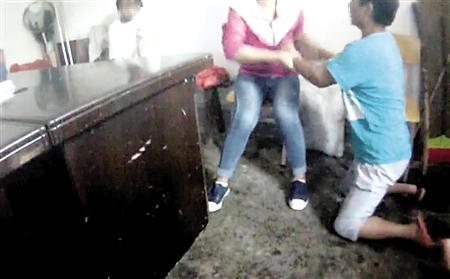 奶奶冲进教室打孙女引同学报警 只因上课玩手机