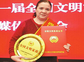 夫妻10年寄养8名孤儿 尽心尽力 让孩子感受家庭温暖