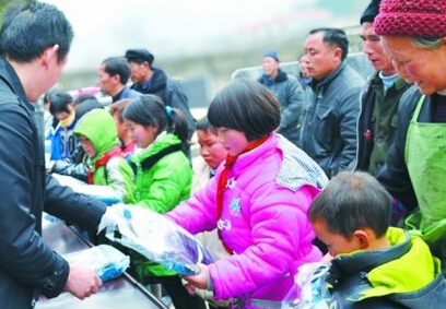 夫妻10年寄养8名孤儿 尽心尽力 让孩子感受家庭温暖