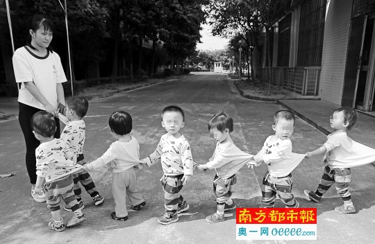 10年寄养8名孤儿