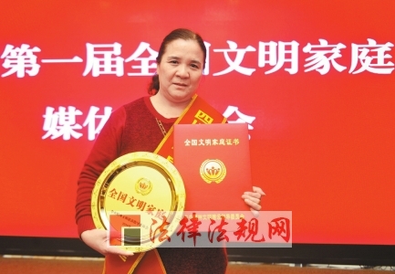 10年寄养8名孤儿有的被领养去美国 嘴对嘴帮孩子吸痰