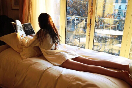 欧阳娜娜下衣失踪美腿比床还要长 姐姐看后要告诉爸爸