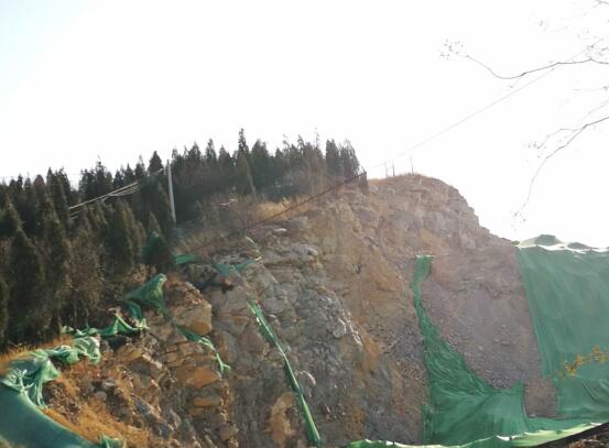 啄木鸟在行动：槐荫区腊山御园施工现场渣土山未覆盖防尘网