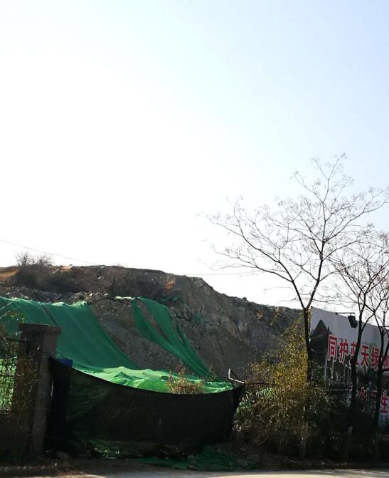 啄木鸟在行动：槐荫区腊山御园施工现场渣土山未覆盖防尘网