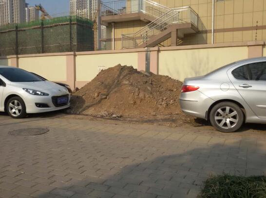 啄木鸟在行动：槐荫区兴福寺路锦绣城路边渣土裸漏