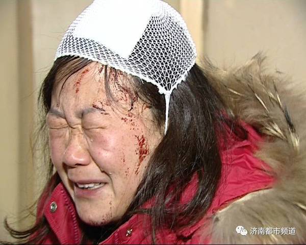 济南花园小区发生血案 丈夫挥刀砍向妻子和女儿