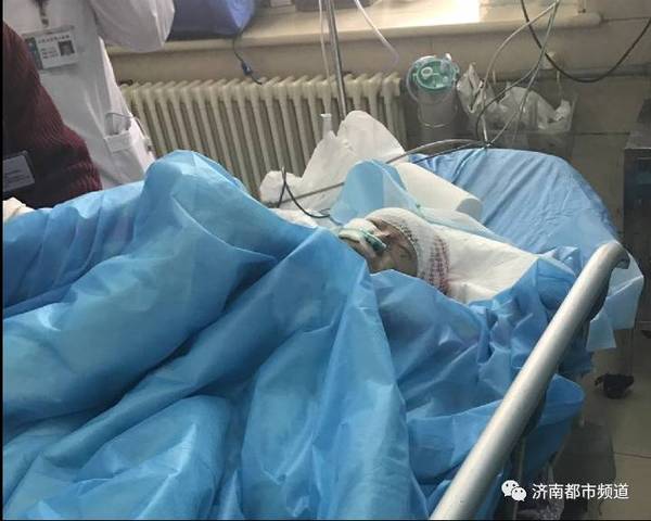 济南花园小区发生血案 丈夫挥刀砍向妻子和女儿