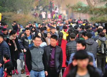 大明湖免费首日游客数量激增 周边路况早晚“两重天”