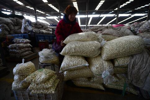 腊八临近大蒜每斤涨2元 超市里售价最高的在20元左右