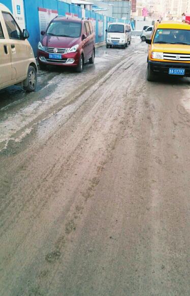 济南鼎秀家园北侧车辆带泥上路 巡查人员执法时受阻