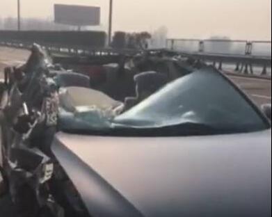 高速上追尾：鲁A迈腾被削成敞篷车 司机竟毫发无损