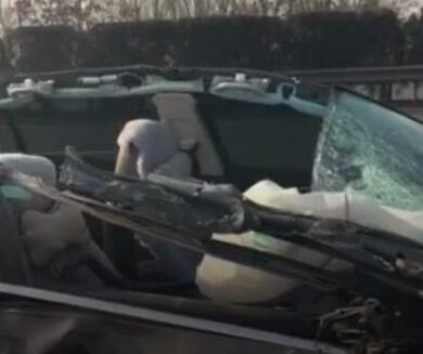 高速上追尾：鲁A迈腾被削成敞篷车 司机竟毫发无损