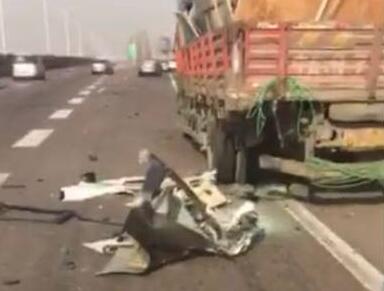 高速上追尾：鲁A迈腾被削成敞篷车 司机竟毫发无损