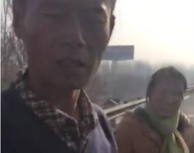 高速上追尾：鲁A迈腾被削成敞篷车 司机竟毫发无损