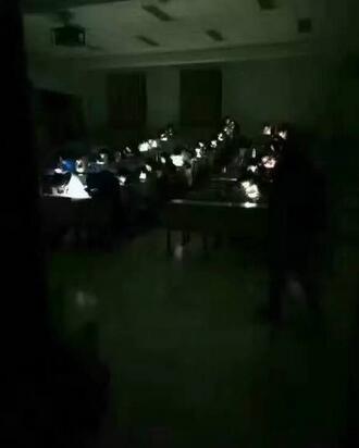 山东科技大学突然停电 学生打开手电筒继续考试