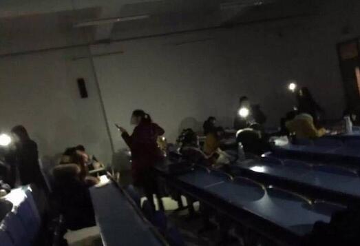 山东科技大学突然停电 学生打开手电筒继续考试