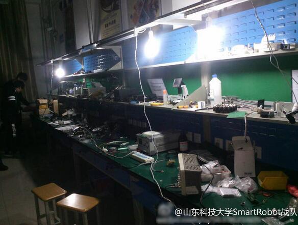 山东科技大学突然停电 学生打开手电筒继续考试