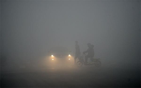 济南浓雾持续超10小时能见度最低10米 口罩成“标配”