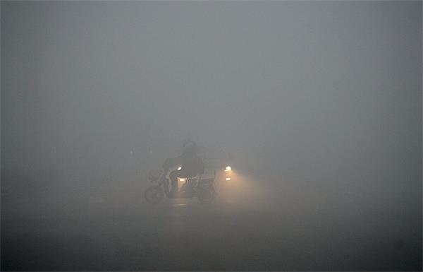 济南浓雾持续超10小时能见度最低10米 口罩成“标配”