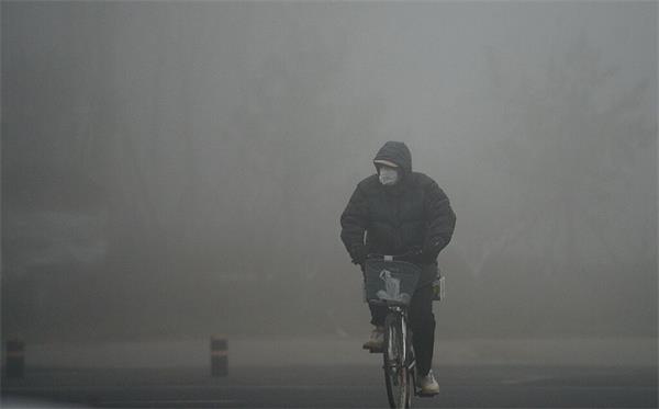 济南浓雾持续超10小时能见度最低10米 口罩成“标配”