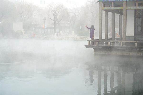 济南浓雾持续超10小时能见度最低10米 口罩成“标配”