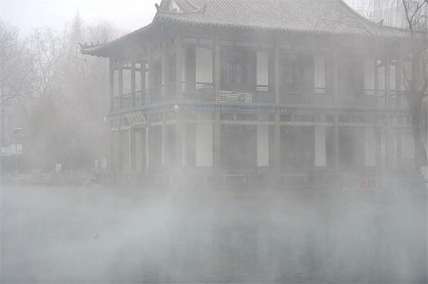 济南浓雾持续超10小时能见度最低10米 口罩成“标配”