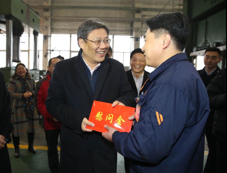 王文涛看望慰问困难党员群众走访困难企业及职工