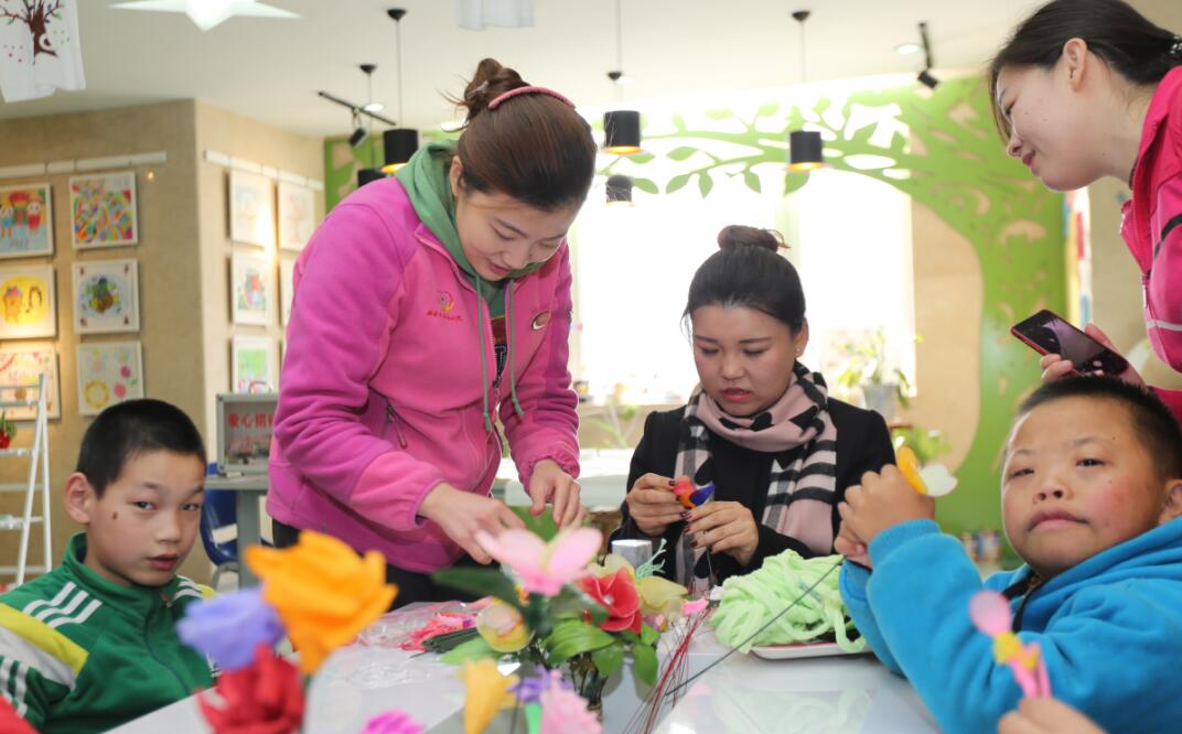 里约奥运冠军、槐荫姑娘张梦雪探访儿童福利院