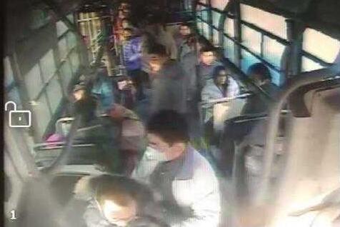 济南公交车现奇葩乘客 独爱副驾驶坐有人就一把拉起