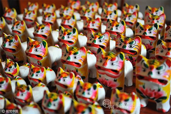 山东日照：六旬农民坚守彩绘泥塑“叫虎”手艺50载