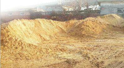 威海路东段建材裸露 市体校东北向工地建筑垃圾裸露