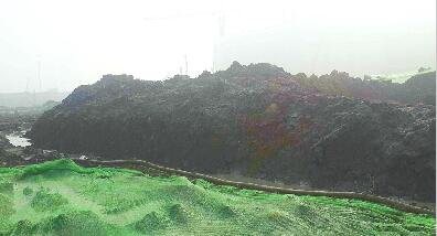 威海路东段建材裸露 市体校东北向工地建筑垃圾裸露