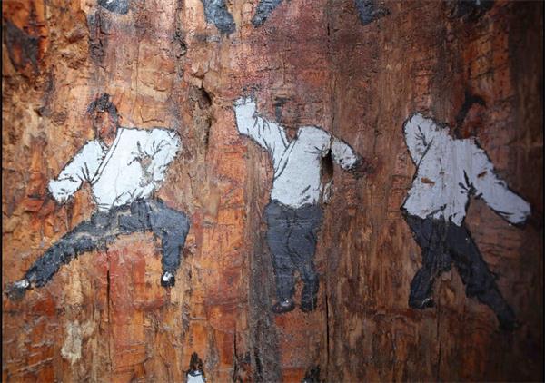 济南大明湖树洞现手绘武功秘籍 一招一式都栩栩如生