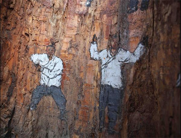 济南大明湖树洞现手绘武功秘籍 一招一式都栩栩如生