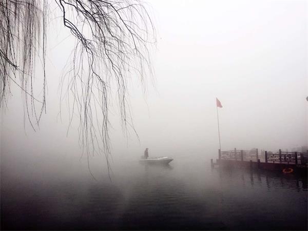 组图：浓雾下的浓墨明湖似仙境