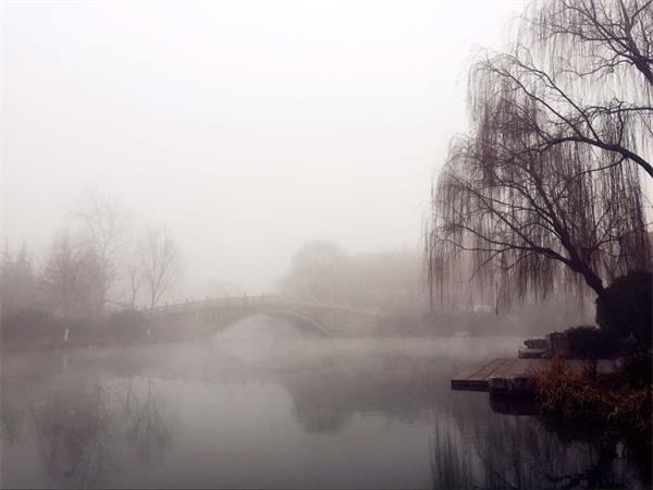 组图：浓雾下的浓墨明湖似仙境