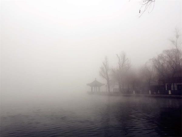组图：浓雾下的浓墨明湖似仙境