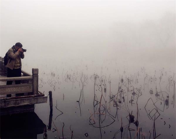 组图：浓雾下的浓墨明湖似仙境