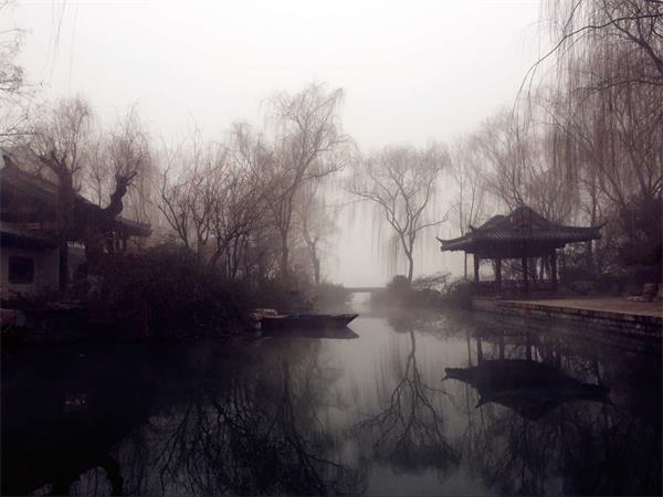 组图：浓雾下的浓墨明湖似仙境