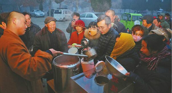 深山寒夜神通寺暖心飘香腊八粥 奔波10公里为喝一口热乎粥