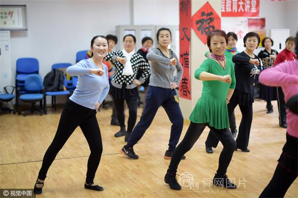 图片故事:80后青岛广场舞教练 为居民免费上舞