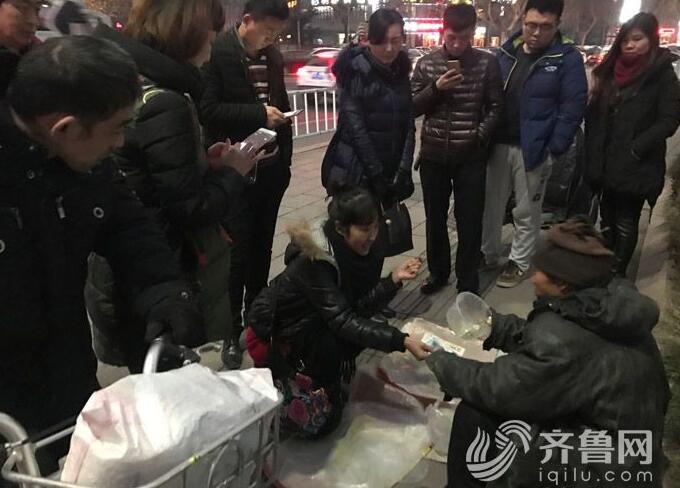 花甲老汉在潍坊摆地摊讨生活 众市民“照顾生意”献爱心