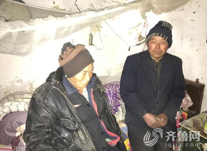 花甲老汉在潍坊摆地摊讨生活 众市民“照顾生意”献爱心