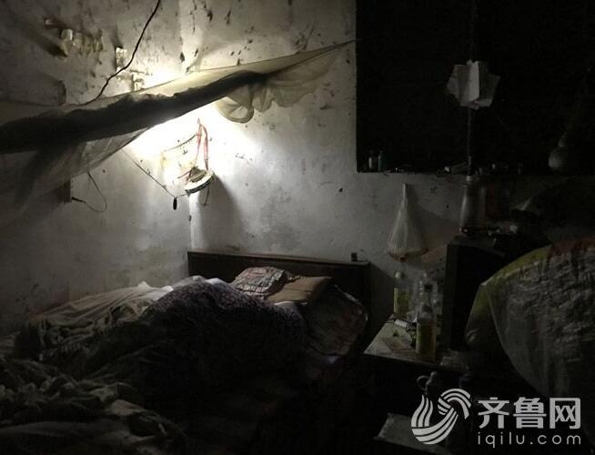 花甲老汉在潍坊摆地摊讨生活 众市民“照顾生意”献爱心